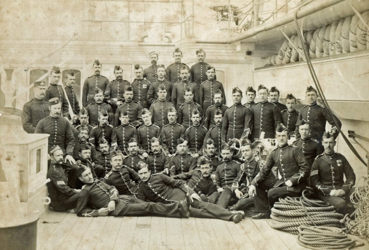 Royal Marine Detachment tuntemattoman sota-aluksen kyydissä, n. 1880 tekijältä Unknown