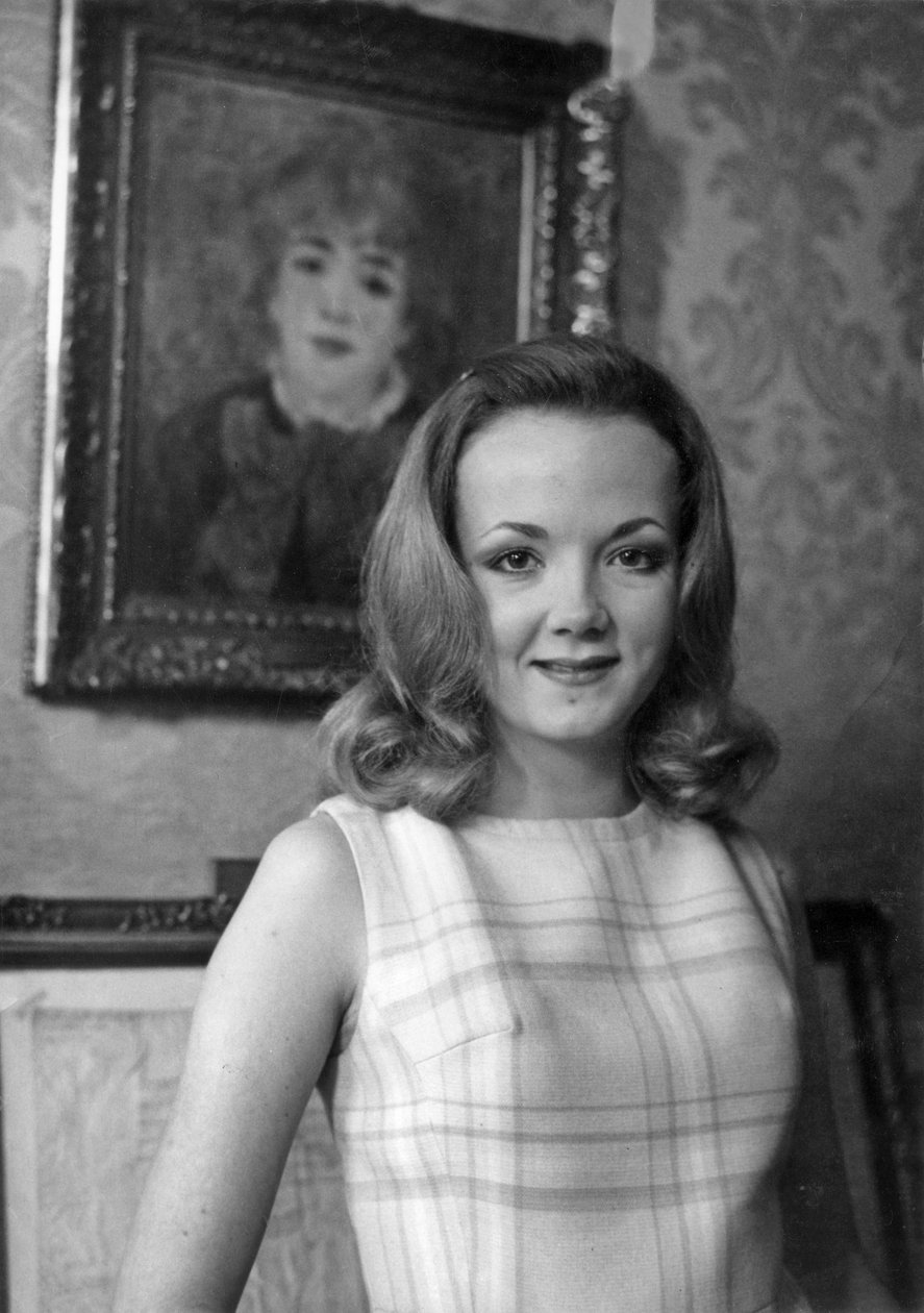 Catherine Hiegel Kankaan edessä Renoir kotona ranskalainen La Comedie Francaisesta allekirjoitettuaan sopimuksensa palvelijan roolista 30. tammikuuta 1969 tekijältä Unknown