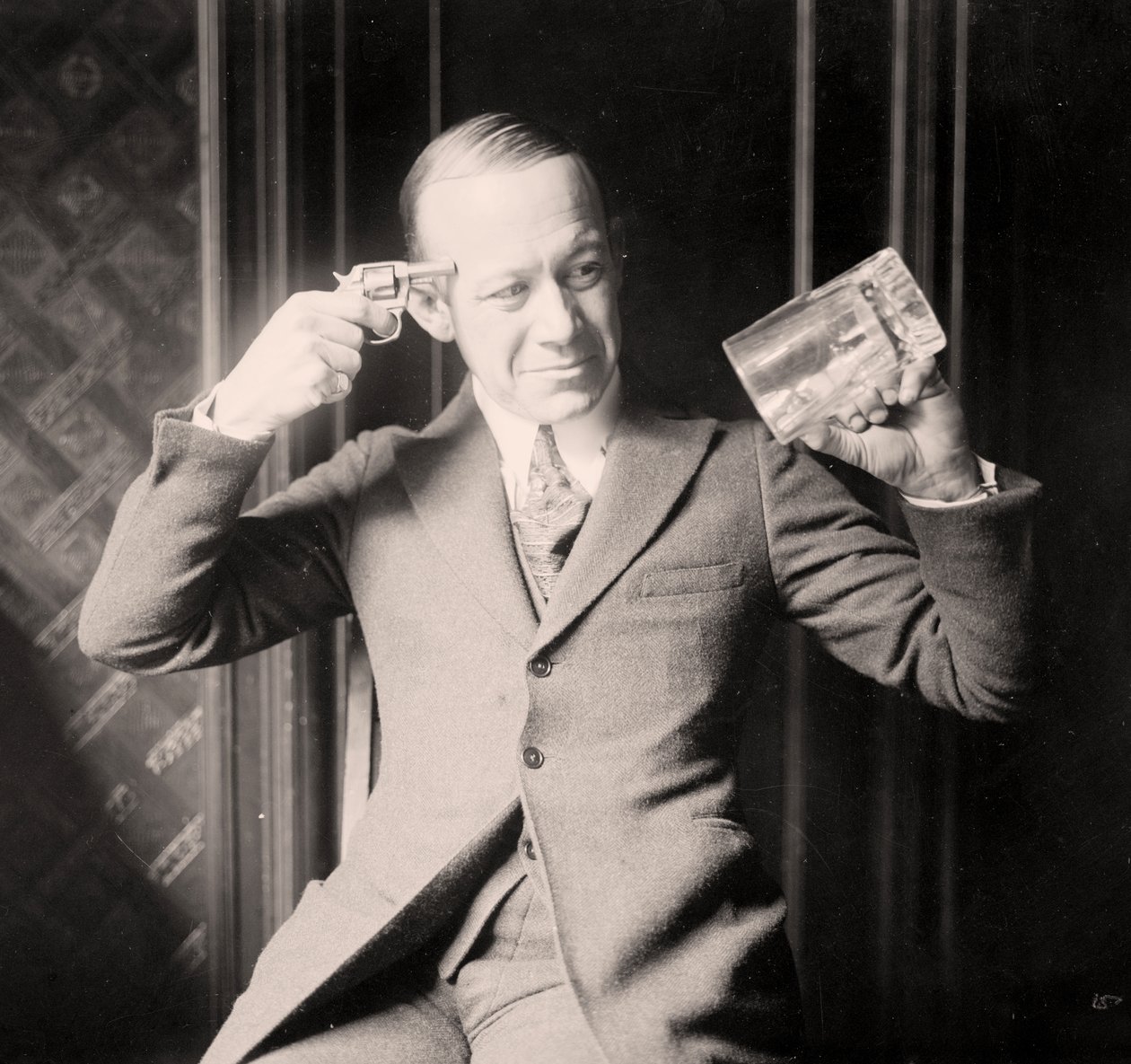 Ernie Hare matkii tyytymättömyyttään kiellosta, n. 1920 tekijältä Unknown