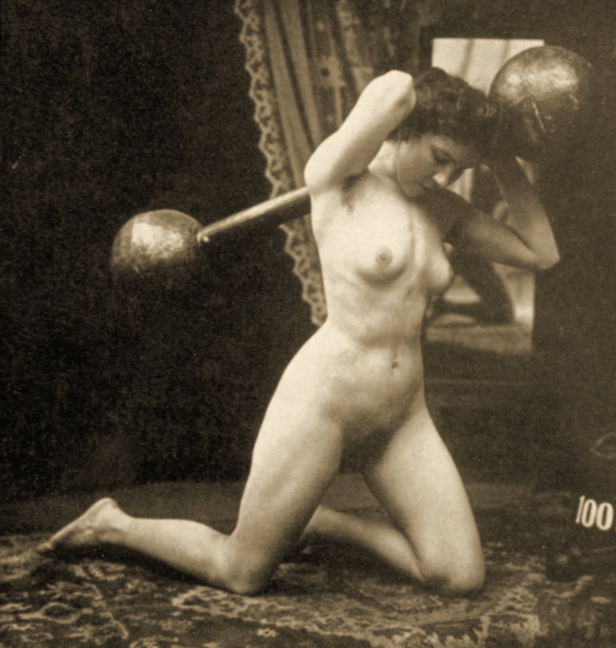 Nainen nude harjoittelemassa maapallotangon kanssa, n. 1900 (seepiakuva) tekijältä Unknown