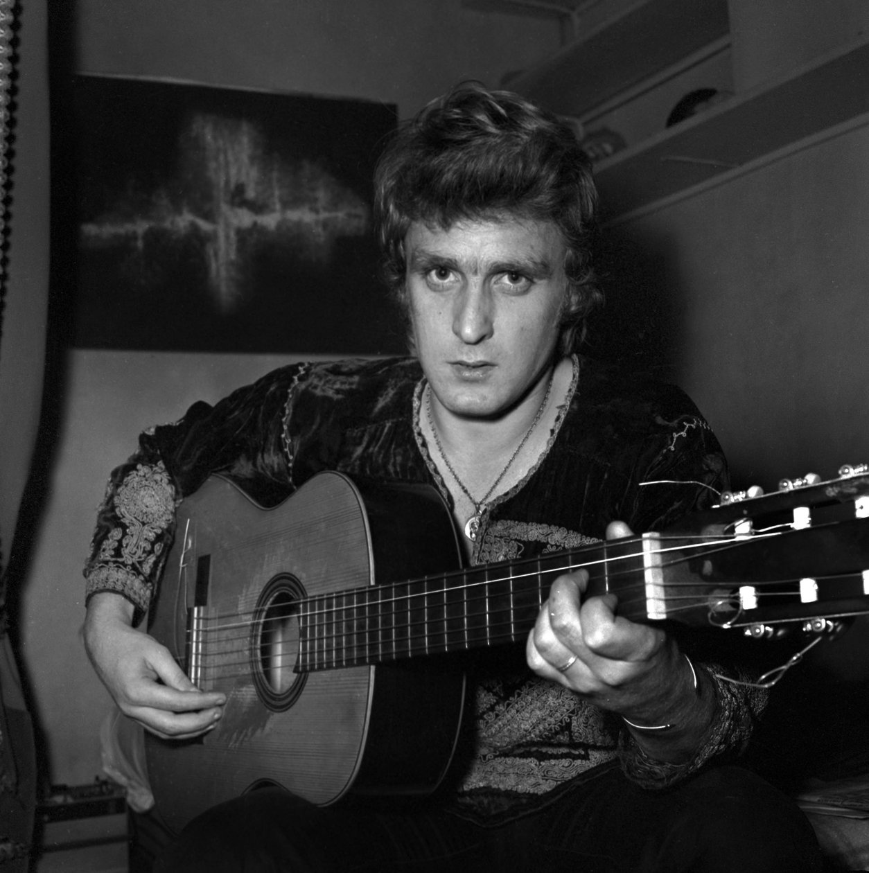 Ranskalainen laulaja Christophe (Daniel Bevilacqua) maalaa kankaalle kotona, 18. marraskuuta 1969 tekijältä Unknown
