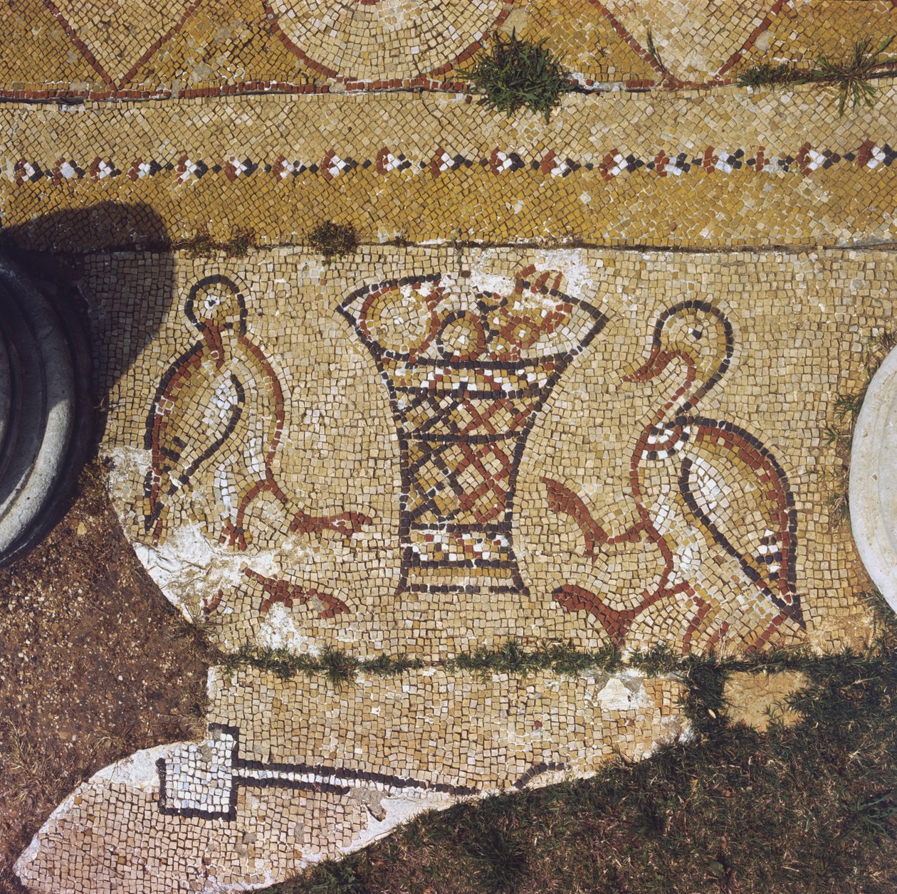 Libanon, osa bysanttilaista mosaiikkia Beit Merin raunioiden keskellä. tekijältä Unknown