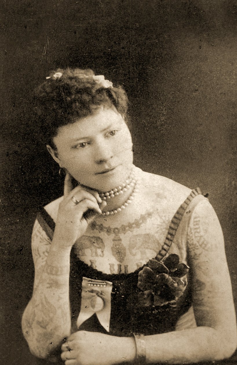 Muotokuva tatuoidusta naisesta, n. 1905 tekijältä Unknown
