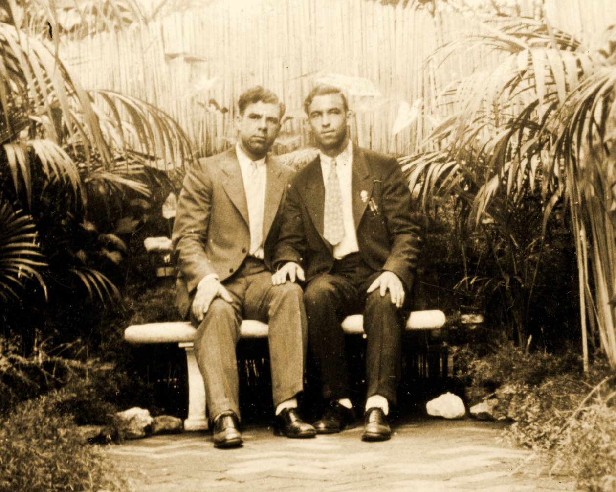Muotokuva rakastavasta parista trooppisessa puutarhassa, n. 1930 tekijältä Unknown