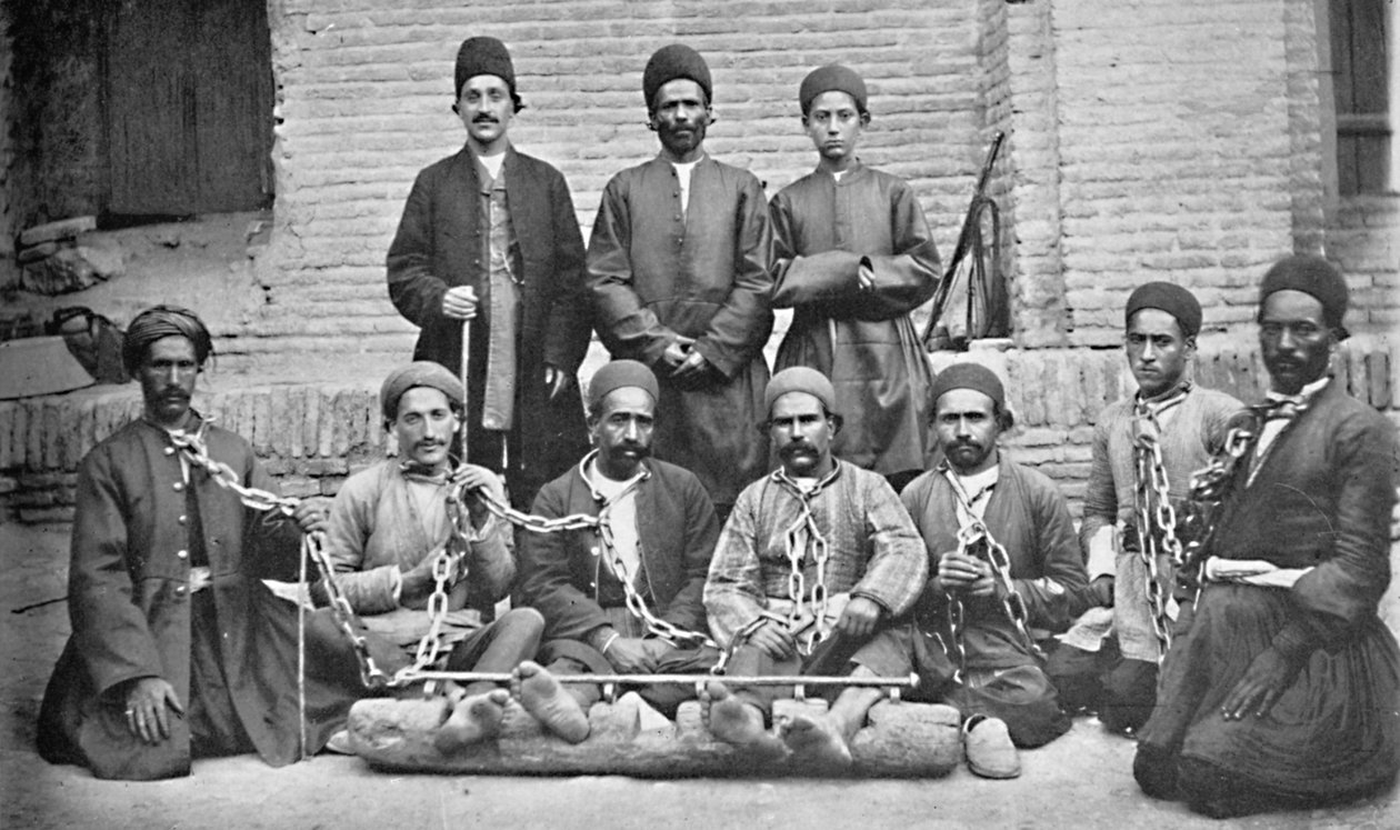 Vangit ja vankivartijat vankilan pihalla, Nahavand, Persia, 1902 tekijältä Unknown