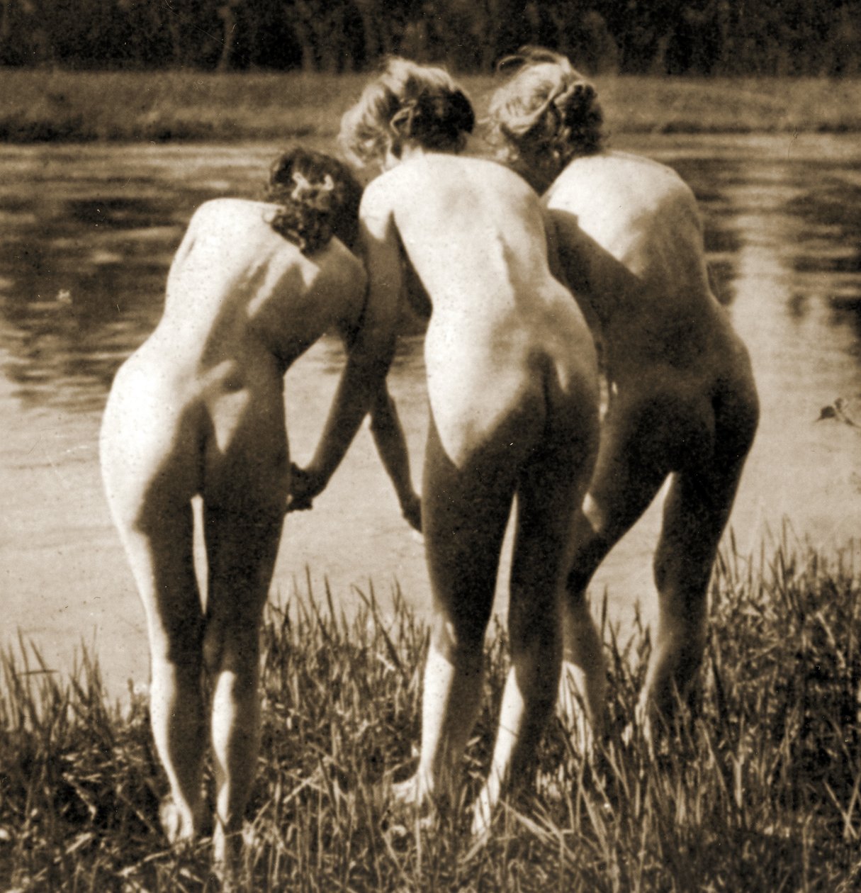 Three Graces , naisten alastontrio, n. 1900 (seepiakuva) tekijältä Unknown