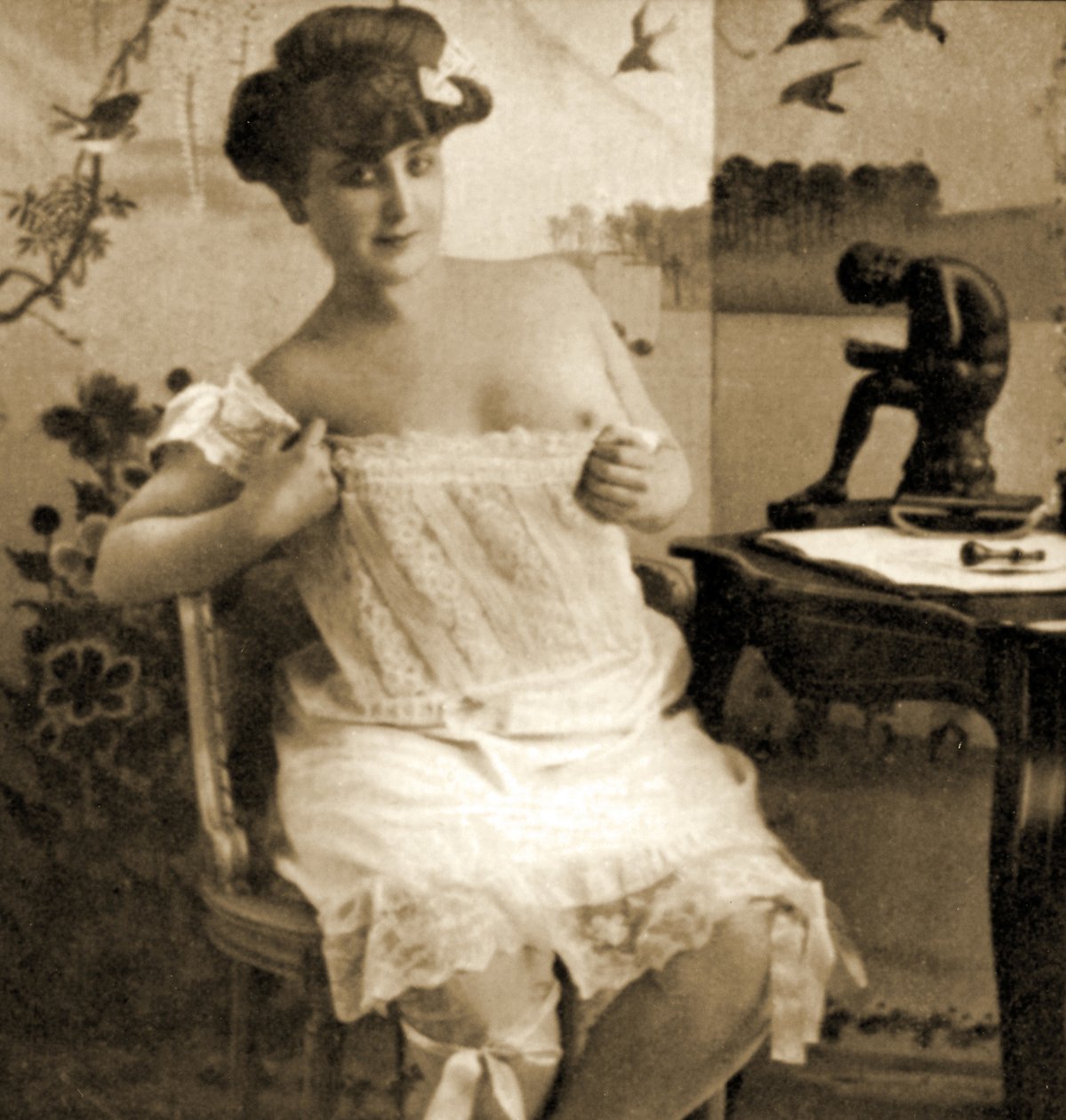 Nuori nainen näyttämässä pitsipukua, n. 1900 tekijältä Unknown