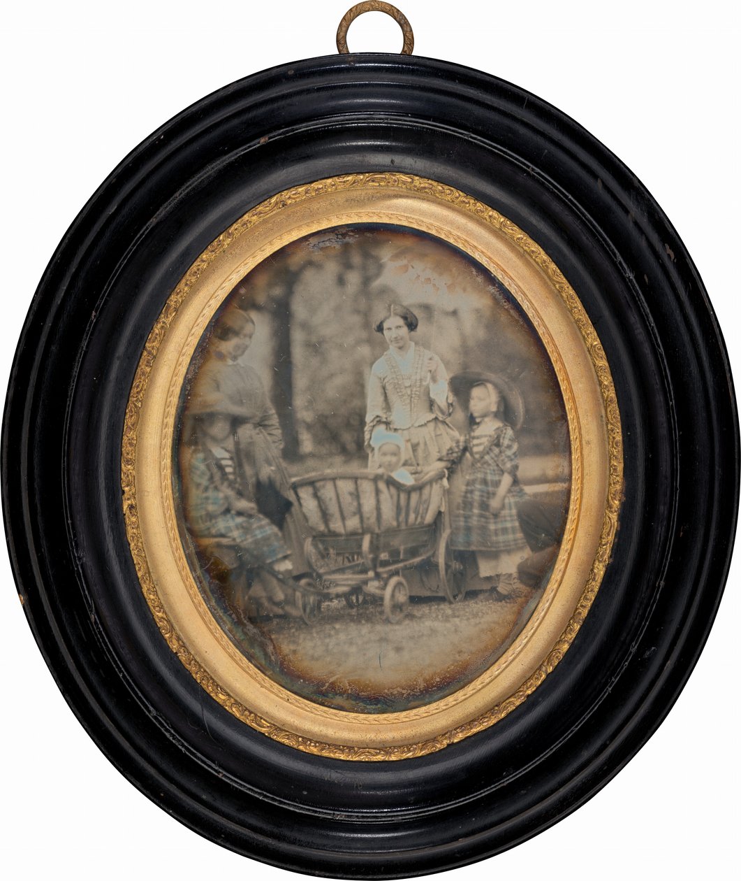 Kaksi naista ja kolme lasta puutarhassa tekijältä Unknown 19th Century