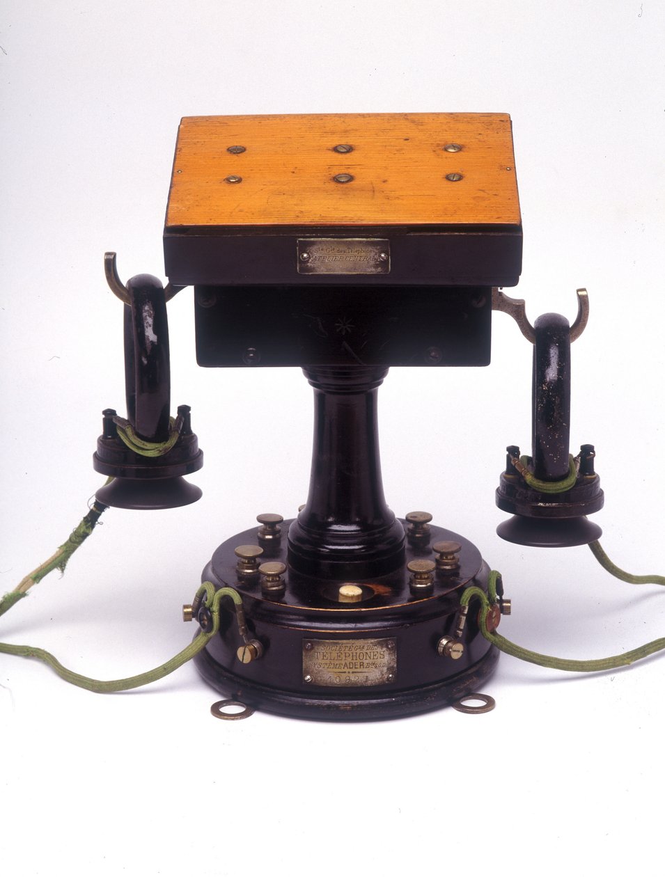 Aderin puhelin (tai Ader-Gower-sähköpuhelin): 1878 Collection France Telecom tekijältä Unknown artist