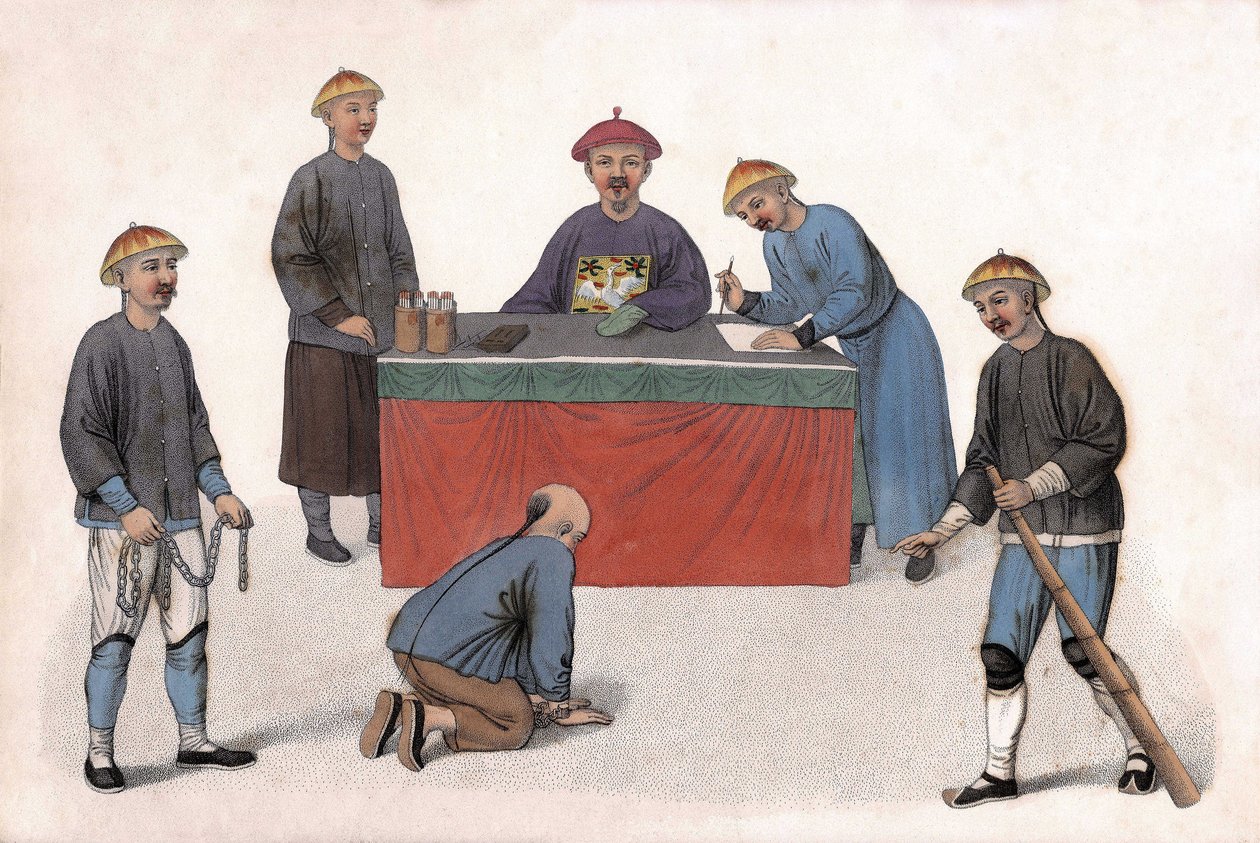 Syytettyä tuomarin edessä auttoivat virkailija, sihteeri ja vartijat. teoksessa "Kiinan rangaistus", Lontoo tekijältä Unknown artist