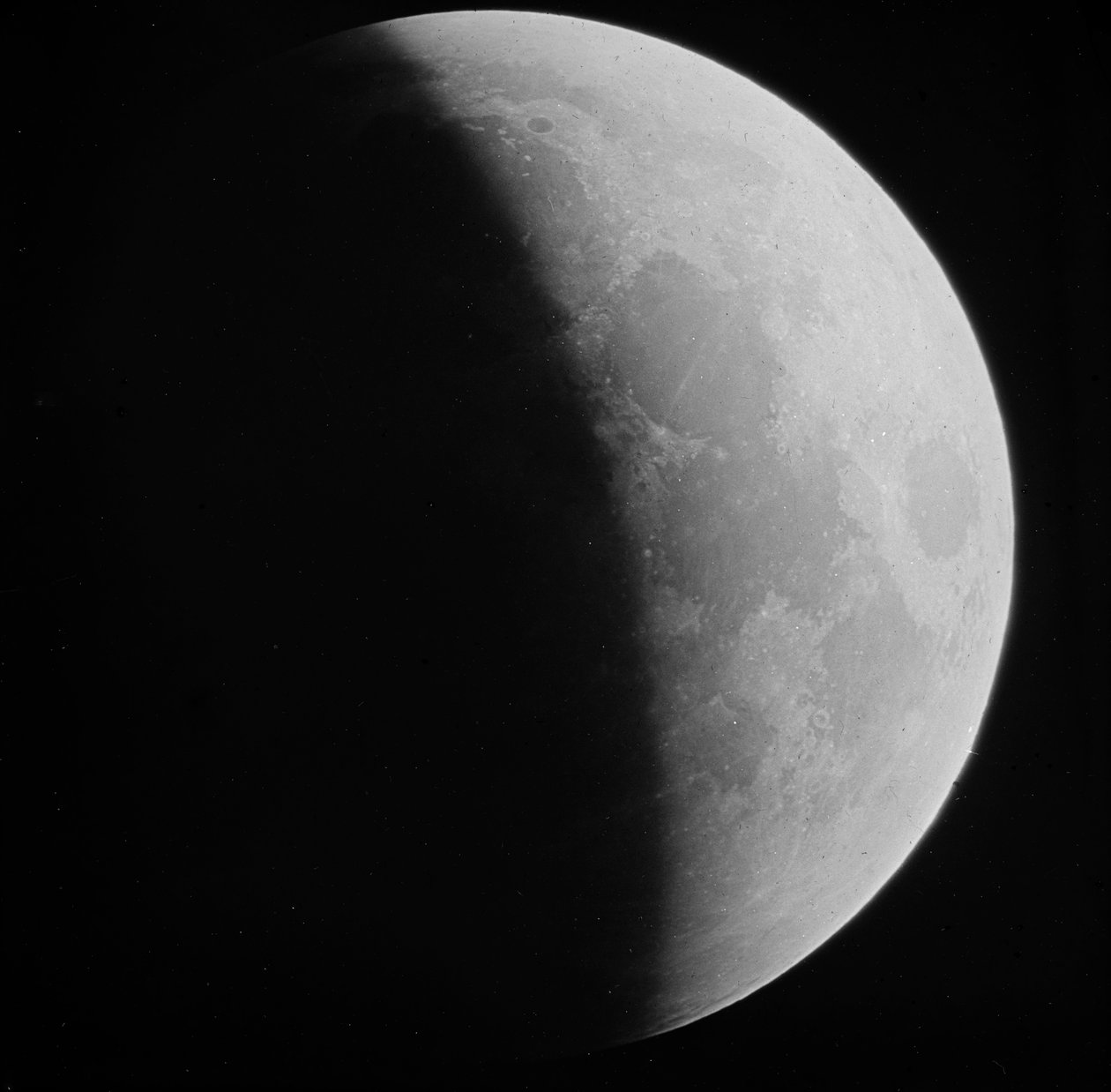 Tähtitieteellinen lasilevyn dia kuun kuunpimennyksestä (1910) tekijältä Unknown Artist