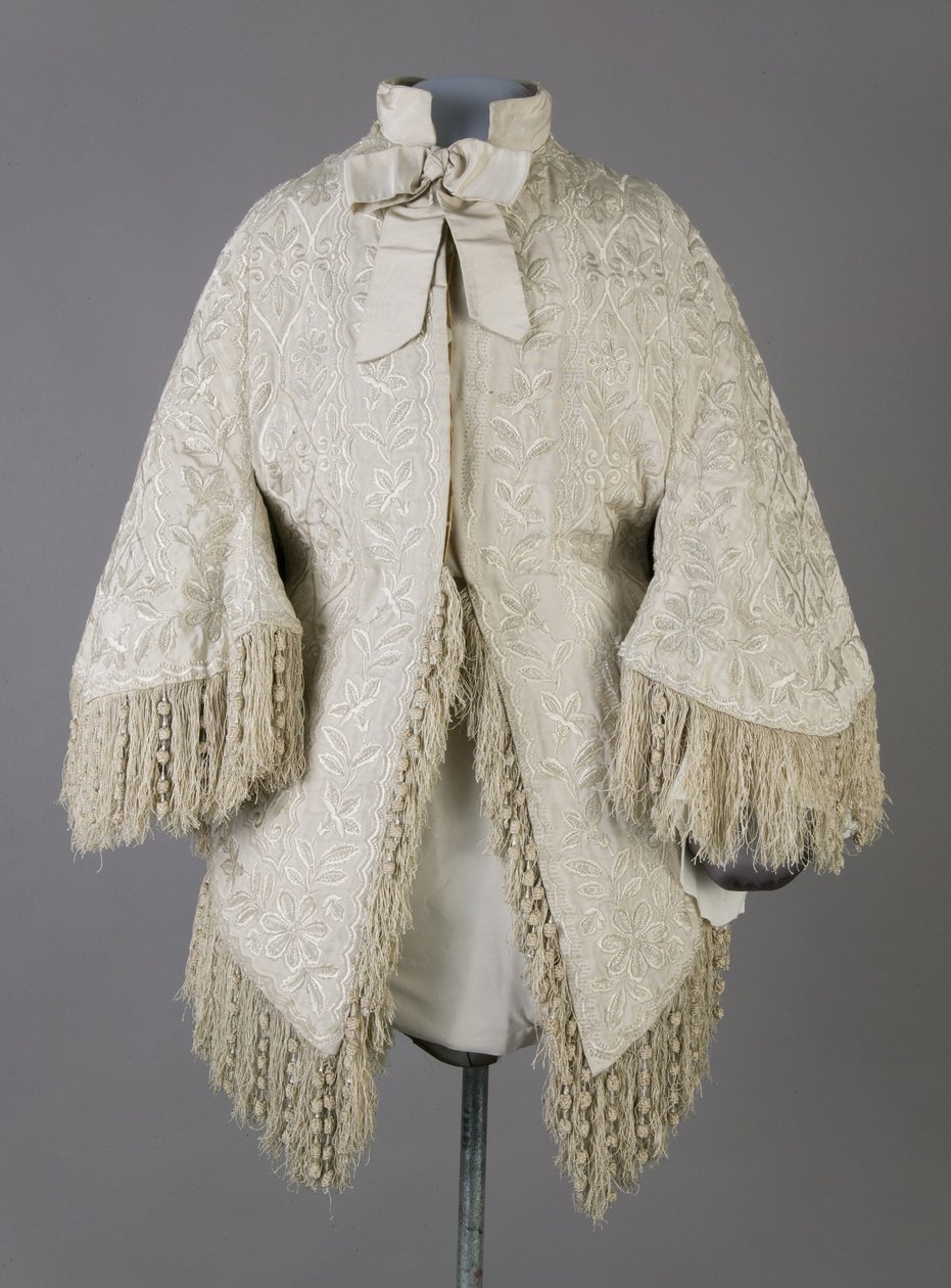 Bertha Palmerin takki, n. 1870 (edestä), uurrettu silkkimoiré, hapsut ja kristallihelmiä tekijältä Unknown artist