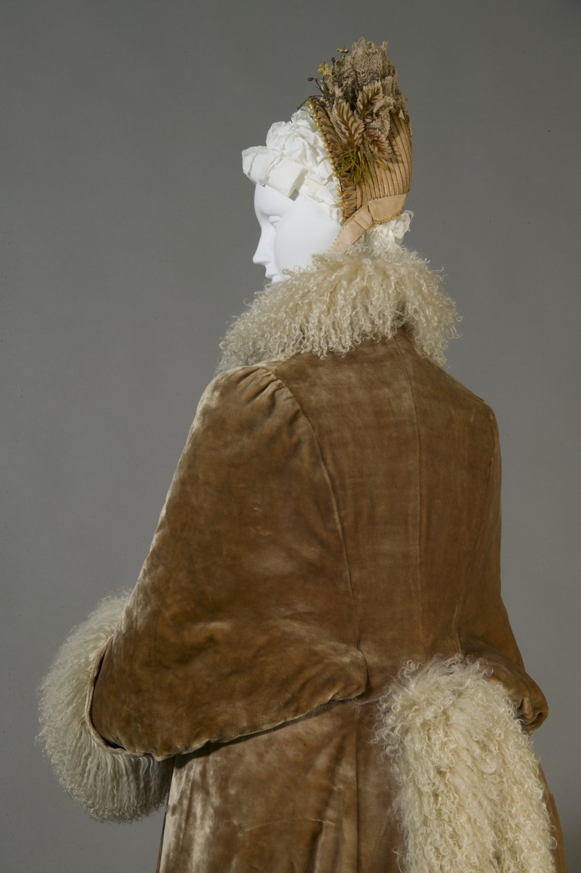 Bertha Palmerin talvitakki, n. 1885 (selkäosa), silkkisamettiä ja lampaanvillaa. tekijältä Unknown artist