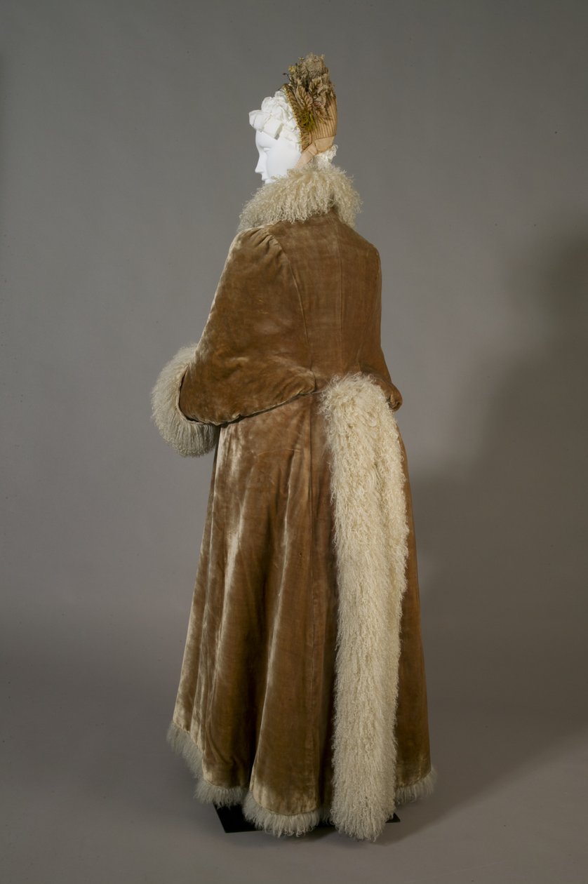 Bertha Palmerin talvitakki, n. 1885 (viistokuva takaa), silkkisamettiä ja lampaanvillaa. tekijältä Unknown artist