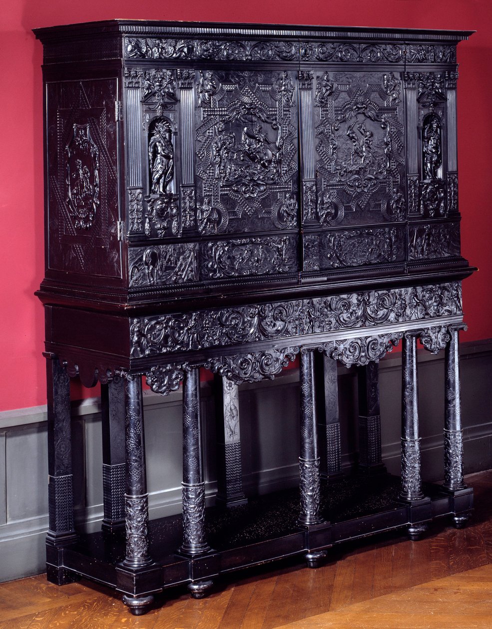 Kabinetti ebenessä Horatius Cocles, roomalaiset sankarit, puolustaa Sublicius-siltaa Roomassa Porsennan etruskien hyökkäyksiä vastaan vuonna 507 eaa. Noin 1645 Pariisi. Louvren taidemuseo tekijältä Unknown artist