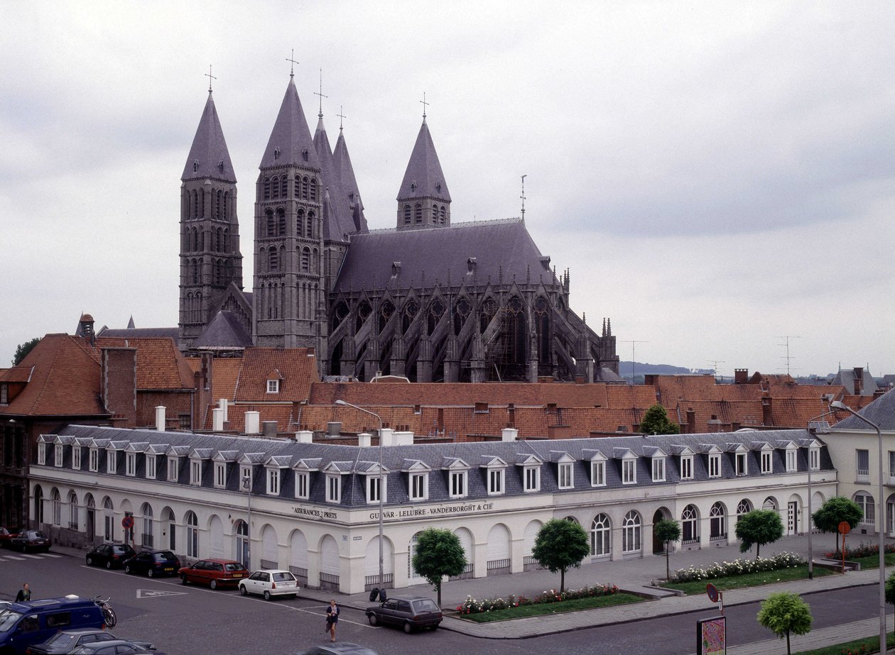 Cathedrale de Tournai (Belgia), näkymä ulkopuolelta. tekijältä Unknown artist