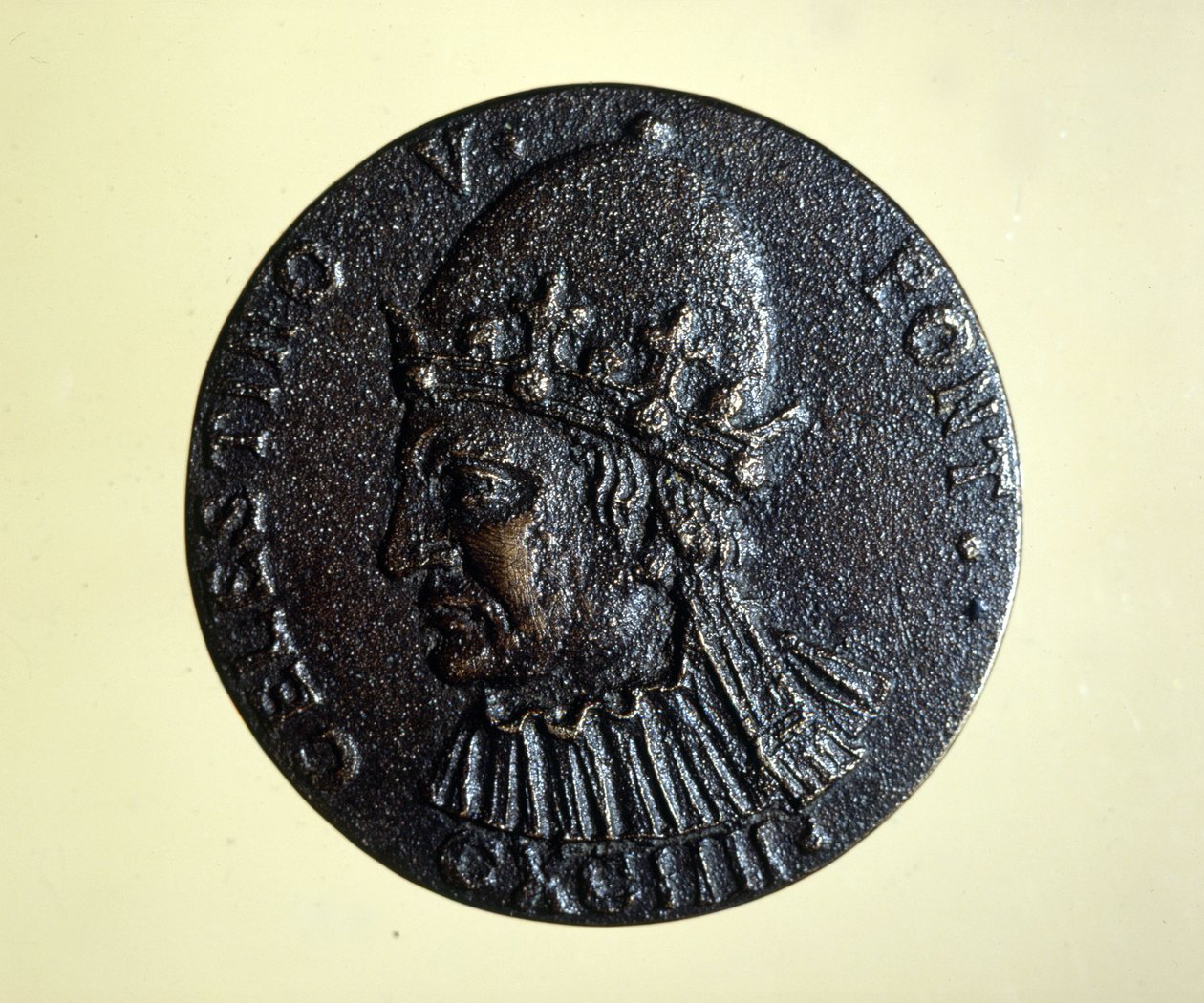 Celestin V (tai St. Peter Celestin) (1215 - 1296) muutti paavi. Rooman mitalikabinetin mitali. tekijältä Unknown artist