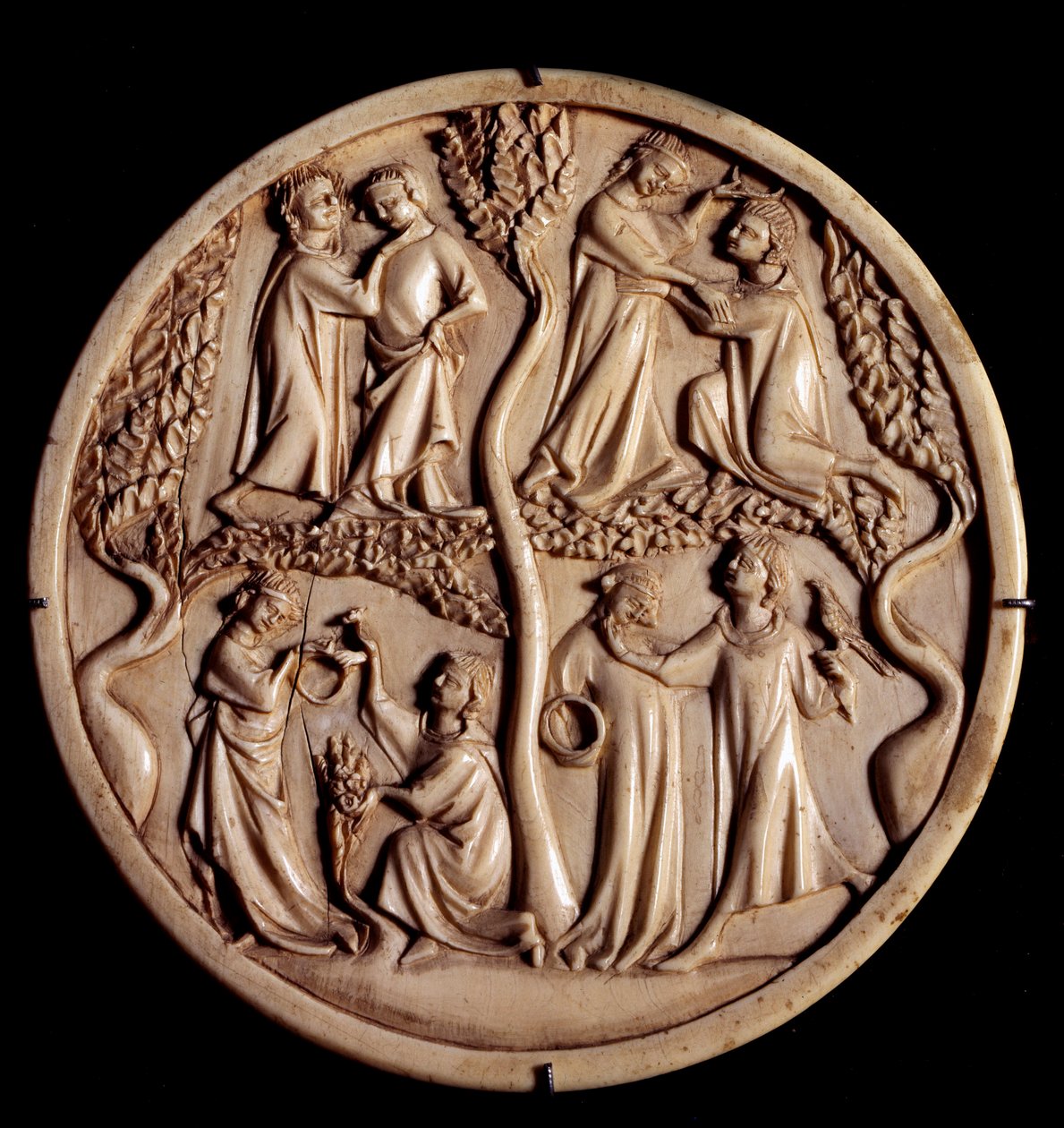 Kohteliaat rakkauskohtaukset. Ivory peililaatikon venttiilit. 1300-luvun alku. Himmeä. 11 cm. Pariisi, Louvre-museo tekijältä Unknown artist