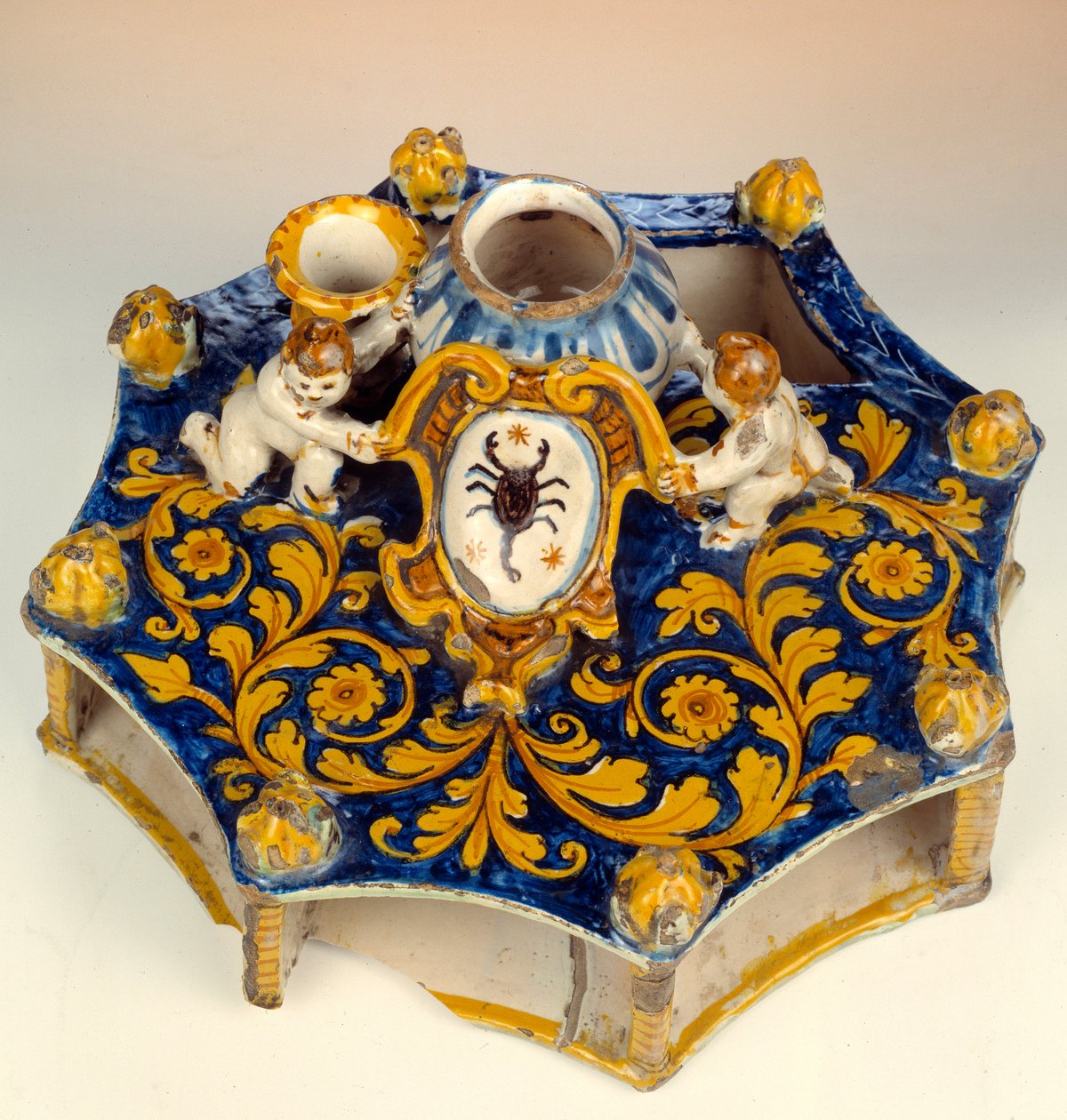 Kahdeksan jaksoinen kirjoitus majolicilla (maiolica) tummansinisellä, keltaisella ja vaaleanvihreällä värillä. 1560-1570 Enouen, kansallinen renessanssimuseo tekijältä Unknown artist