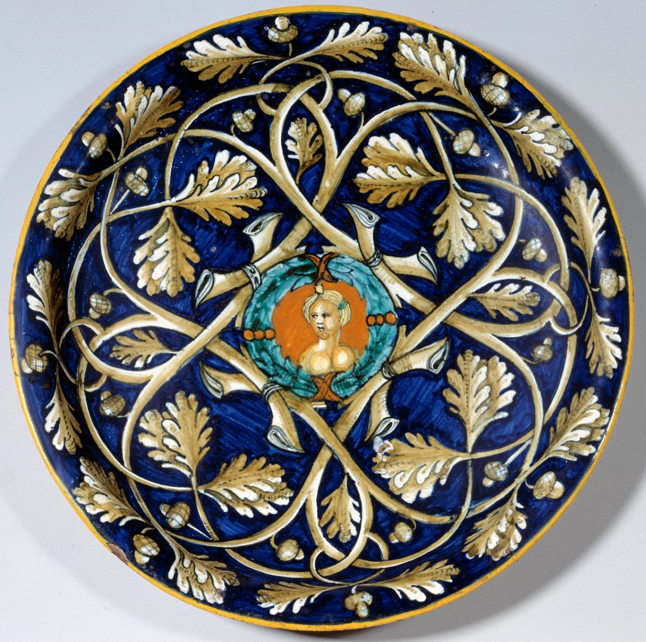 Fajansilevy, jossa naarasrintakuva. 1500-luvun Pariisi. Musee du Louvre tekijältä Unknown artist