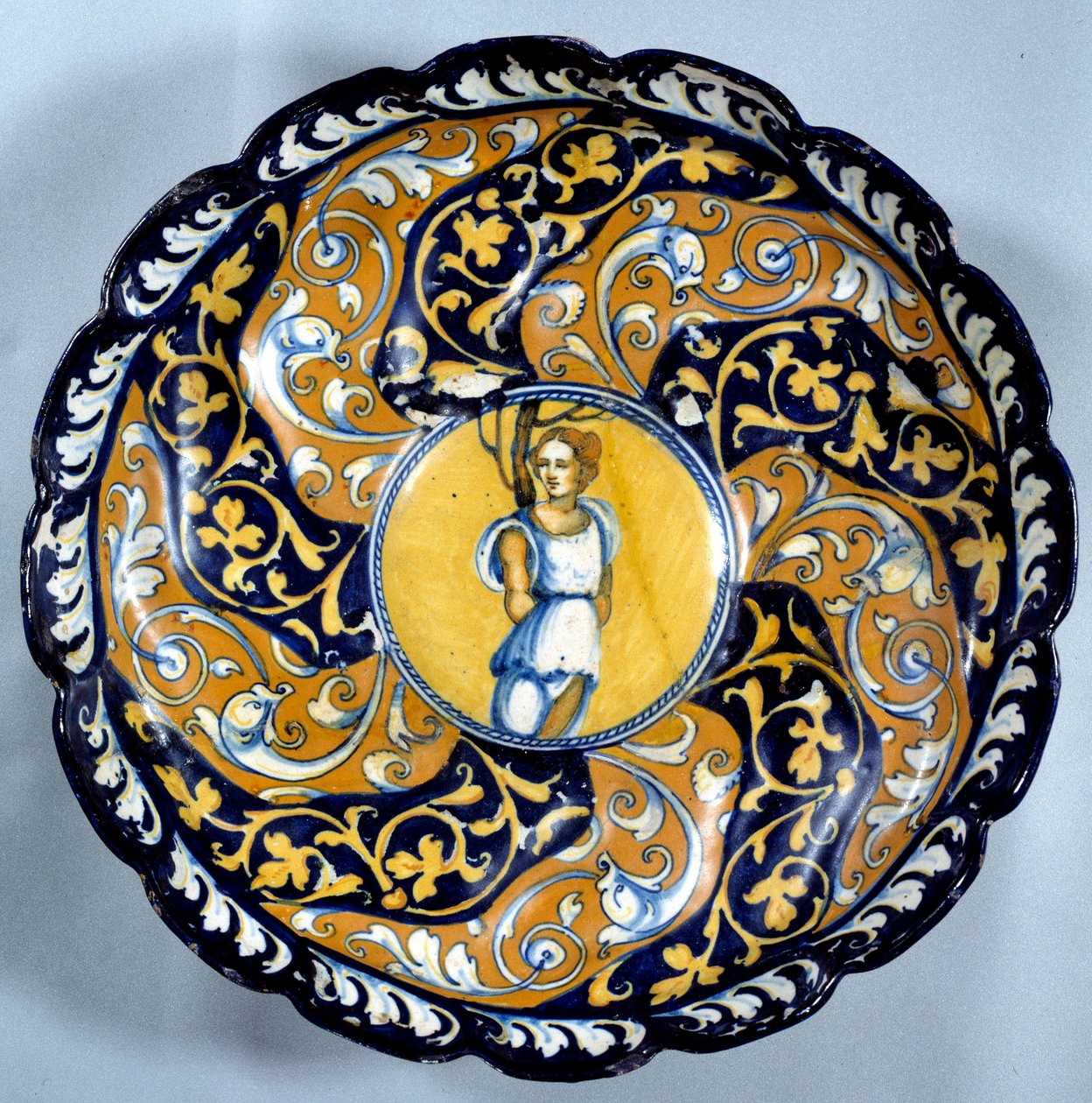 Godronnee fajanssikupin koristelu enkelistä. 1500-luvun Pariisi, Louvre-museo tekijältä Unknown artist