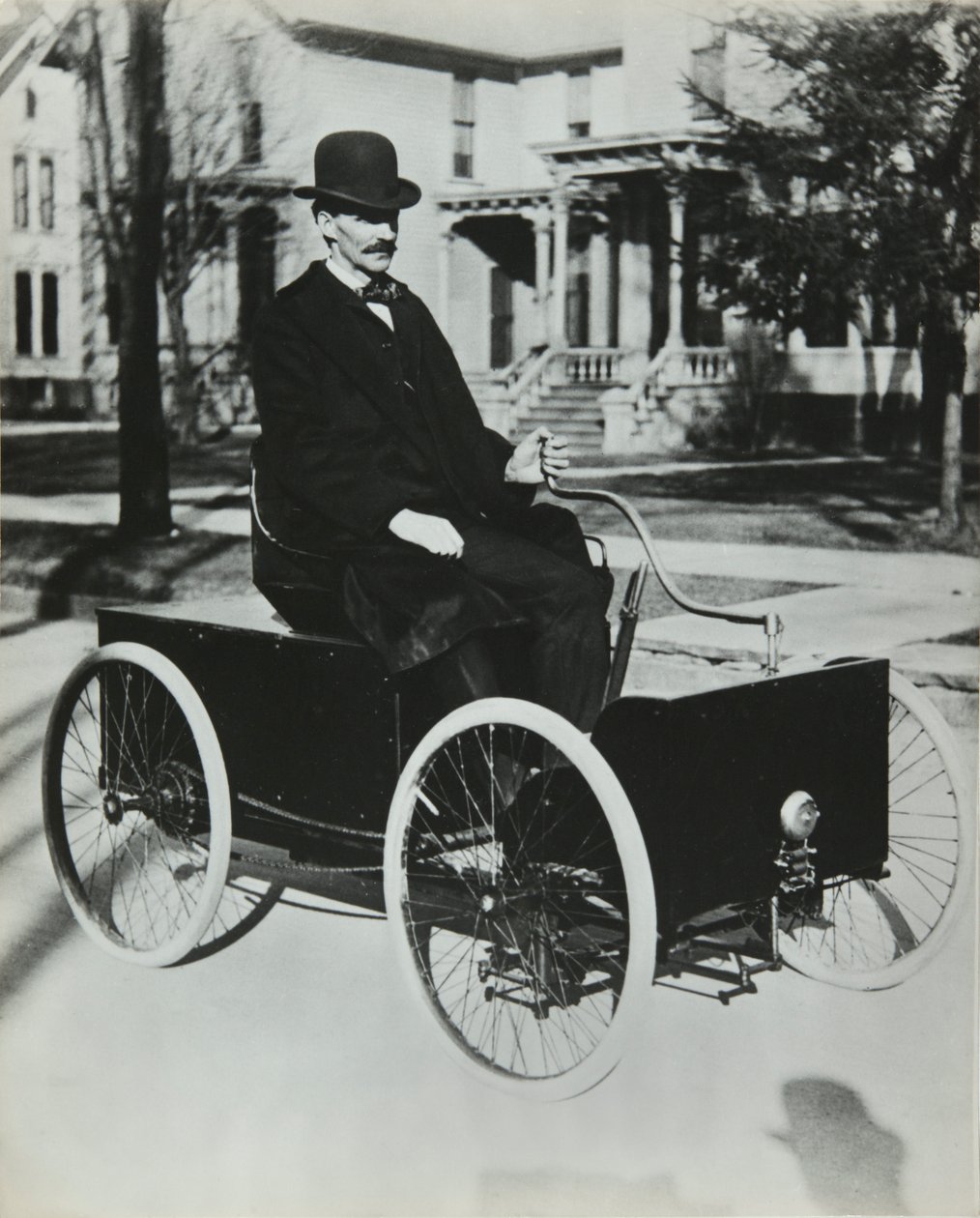 Henri Ford ajoi ensimmäisen bensiiniautonsa Detroitin kaduille vuonna 1896 (ketjuvaihteinen nelipyörä), Privee Collection tekijältä Unknown artist