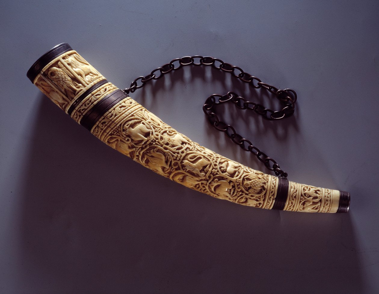 Ivory Oliver kiinnittyy hopealle. 1050-1100. Pariisi, Louvre-museo tekijältä Unknown artist