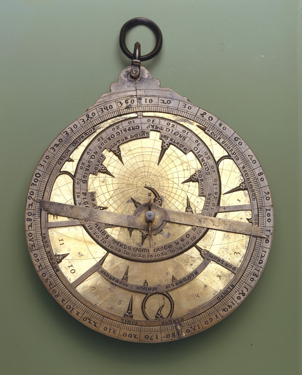 Latinalainen astrolabe, jota käytettiin Italiassa ja Etelä-Euroopassa 1300-luvun alussa. tekijältä Unknown artist