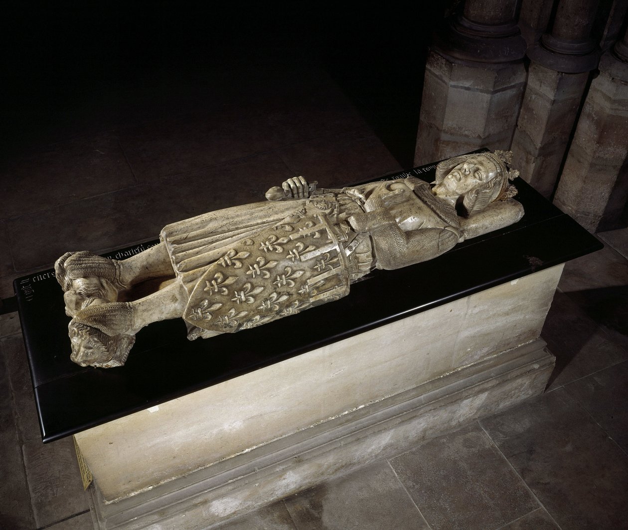 Makaa Kaarle I Anjoulaisen tai Kaarle Sisilian (1227-1285), Napolin ja Sisilian kuninkaan marmorissa. Saint Denisin basilika. tekijältä Unknown artist