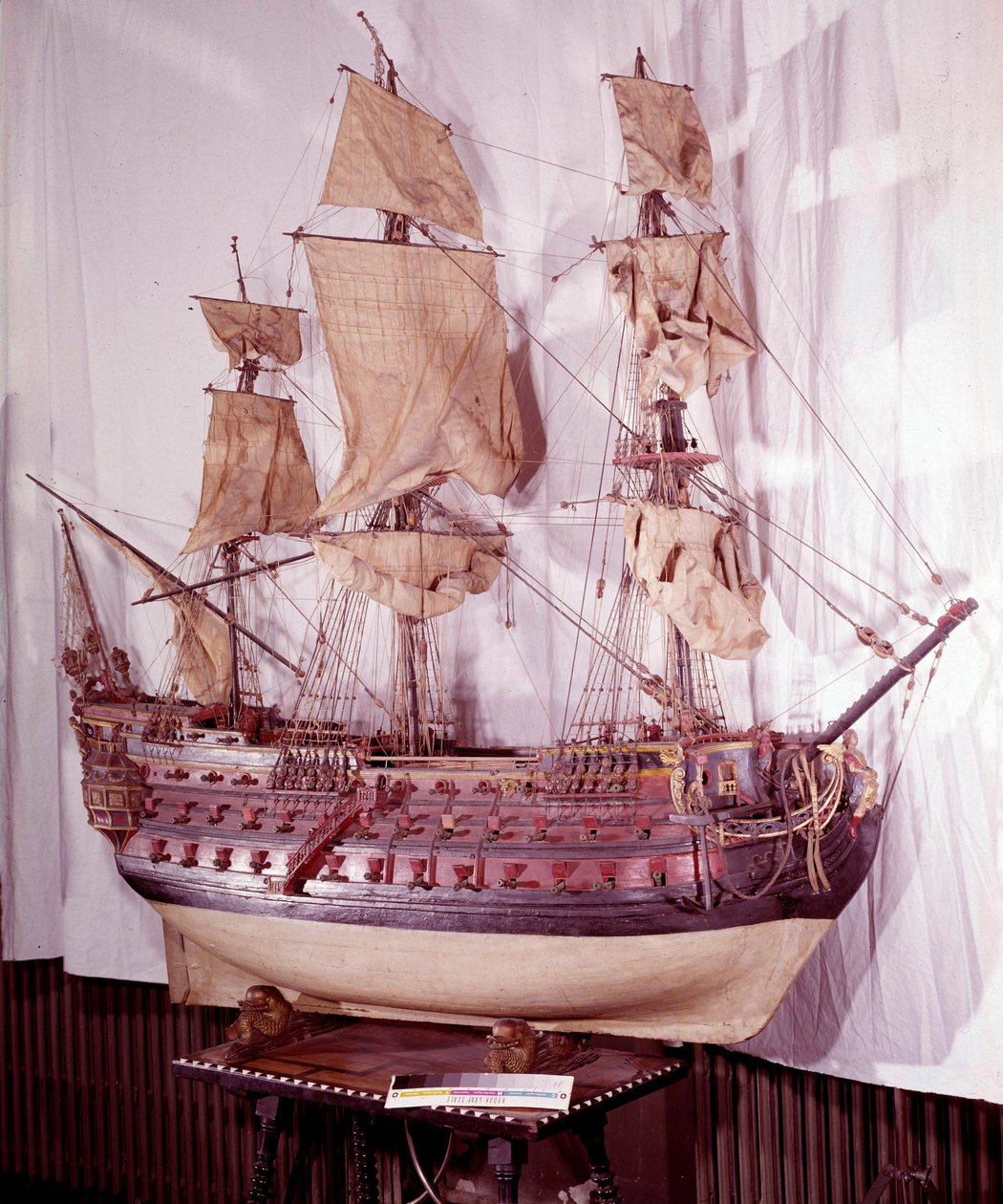 Military Navy: pienoismalli laivasta, jossa on kolme kantta, 92 aseen ase. 17. vuosisata. Madrid, Armee-museo tekijältä Unknown artist