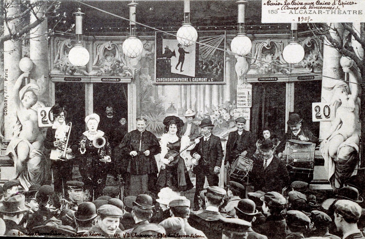 Musiikkiesitys piparkakkumarkkinoilla Alcazar-teatterin rakennuksen edessä tekijältä Unknown Artist