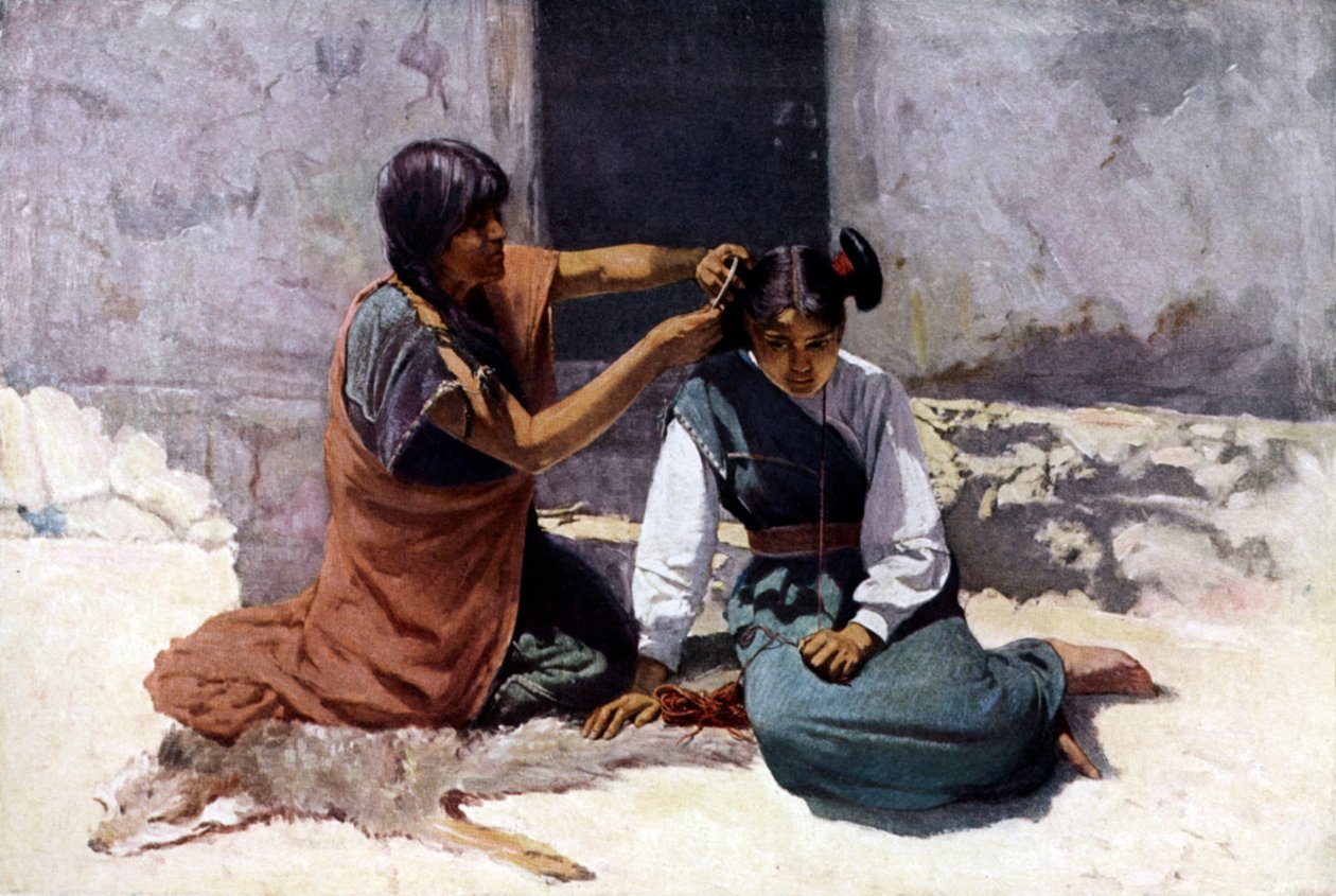 Hopi-heimoon kuuluva intiaaniäiti, joka hoitaa tyttärensä hiuksia avioliittoon valmistautuessaan. tekijältä Unknown artist