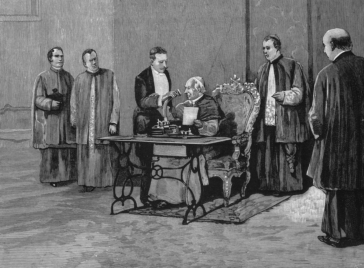Paavi Leon XIII (1810-1903) lähettää riemujuhlaviestinsä, joka on äänitetty fonografilla, Amerikan kansalle. Kaiverrus 1800-luvulta. tekijältä Unknown artist
