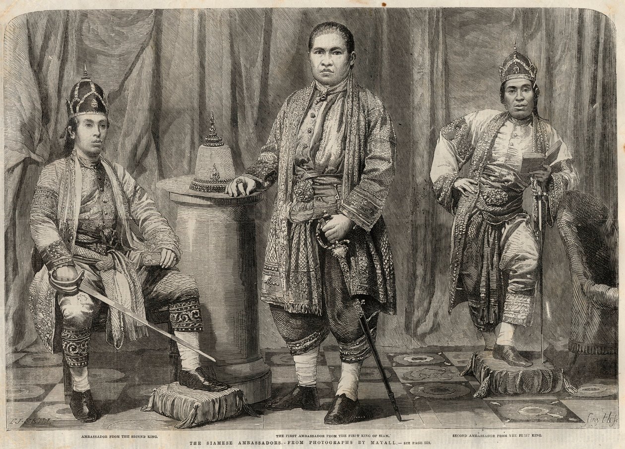Muotokuvia Siamin suurlähettiläistä, jotka saapuivat Englantiin vuonna 1857. Vasemmalta: Cha Mun (Cha-mun) Mondr Bidacks, joka edustaa Siamin toista kuningasta, Phya Mantri Suriyawanse ja Chau Mun Sarbbedh Bhacty, ensimmäisen kuninkaan lähettiläitä. Kaiver tekijältä Unknown artist