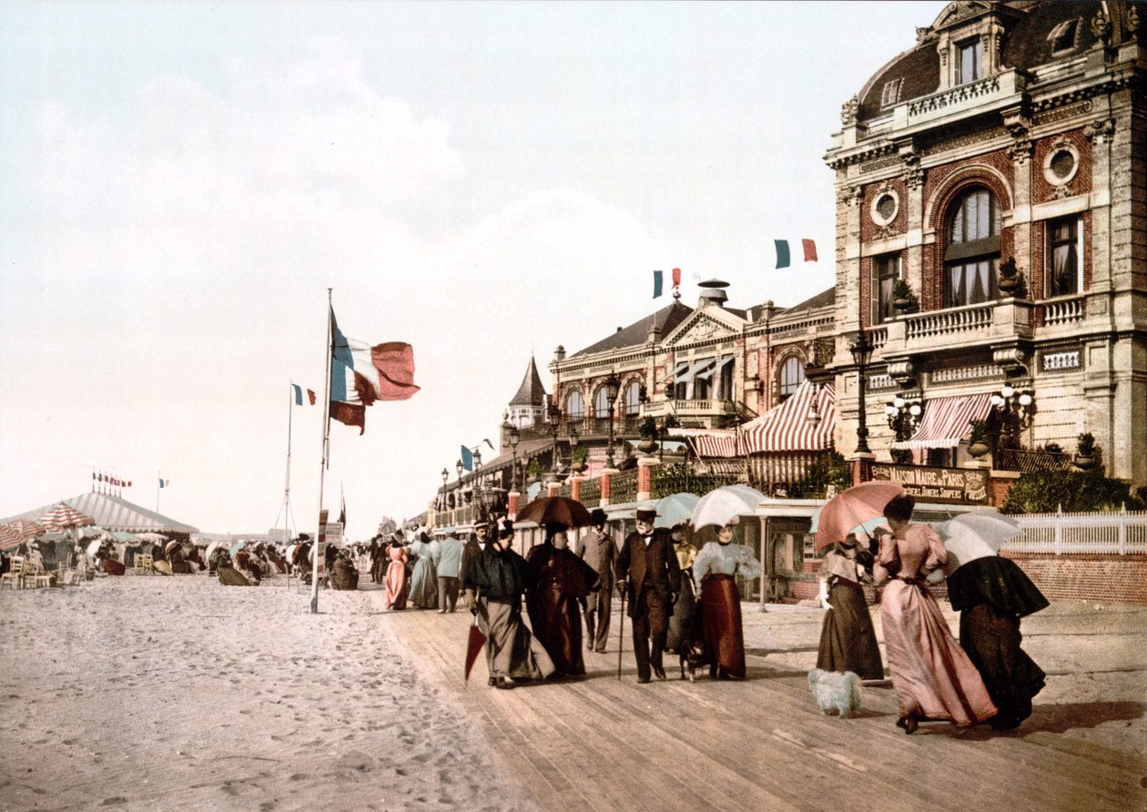 Promenade - Suuri olohuone - Trouville. Photochrome c. 1890. tekijältä Unknown artist