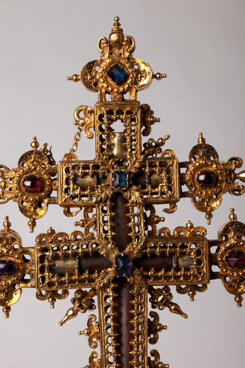 Relikvaarioristi. Metallityötä juveleilla. Alkuperäinen luostari (Saint-Amand Tournai, entinen Elnone. 1500-luku. Ristin yksityiskohtainen keskus. tekijältä Unknown artist