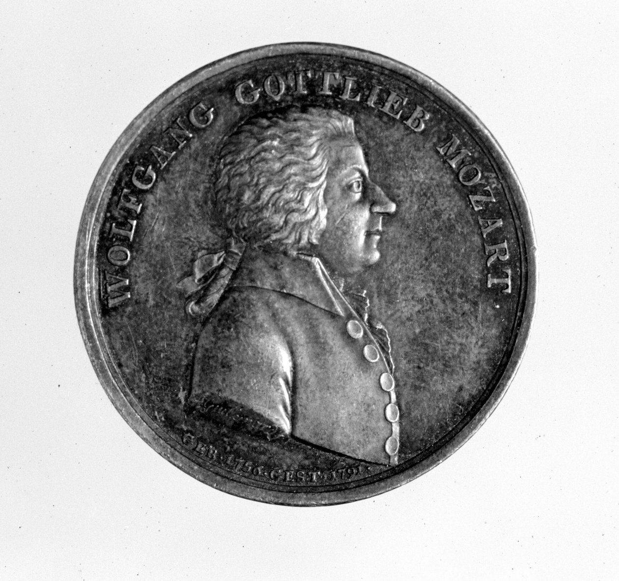 Hopeamitali säveltäjä Wolfgang Amadeus Mozartin (1756 - 1791) kuvassa. tekijältä Unknown artist