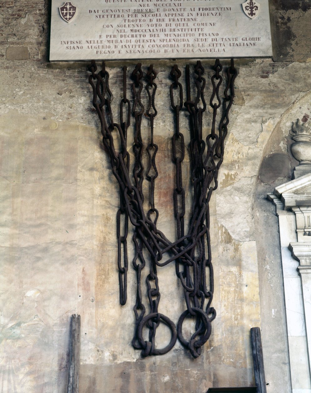 Ketjut, jotka sulkivat Pisan sataman. Genovalaiset veivät ne Melorian voiton aikana Korsikaa vastaan vuonna 1284 ja annettiin sitten Firenzelle ja palasivat Pisan kaupunkiin vuonna 1858. Pisa Camposanto. tekijältä Unknown artist