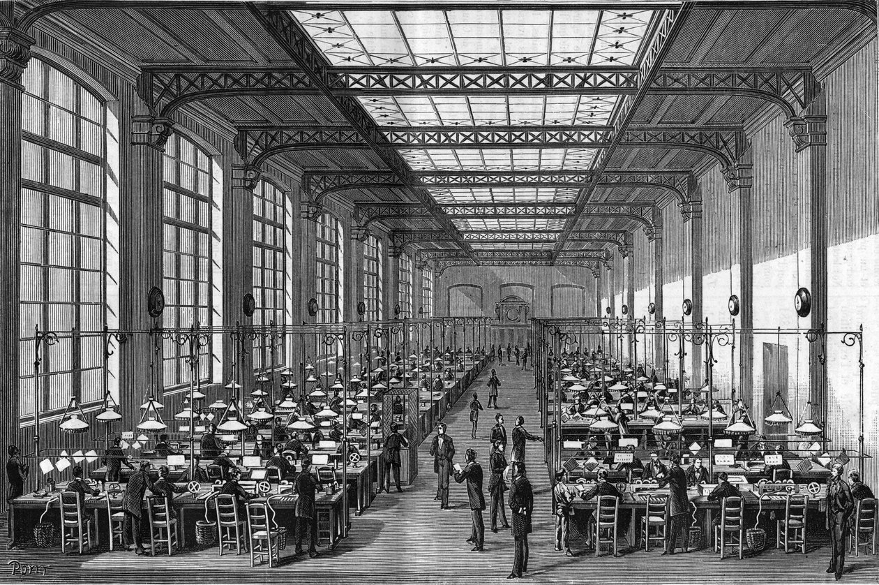Suuri sali Pariisin uuden keskuslennätinaseman ensimmäisessä kerroksessa vuonna 1884. Kaiverrus vuodelta 1884. ”” La Naturessa. Katsaus tieteisiin ja niiden sovelluksiin taiteeseen ja teollisuuteen.” tekijältä Unknown artist
