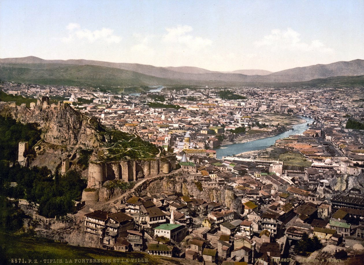 Näkymä Tbilisistä (entinen nimi Tiflis), Georgian tasavallan pääkaupunki - noin 1890 Yksityinen kokoelma tekijältä Unknown artist