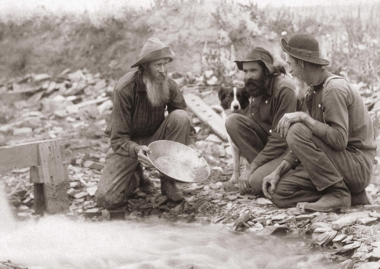 3 miestä suodattaa maata saadakseen kultaa: Kullanetsijät Etelä-Dakotassa, Rockervillessä. Valokuvaus 1889. tekijältä Unknown artist