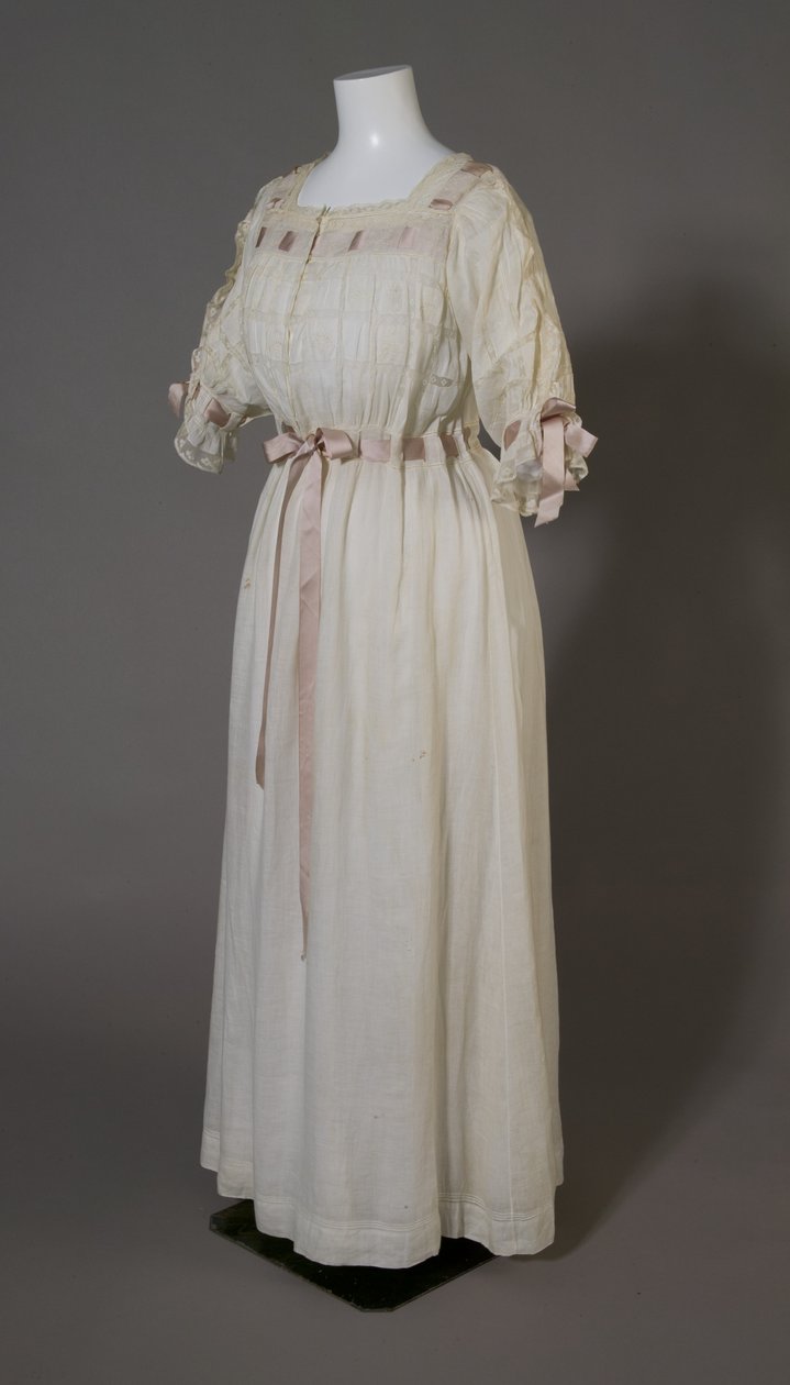Bertha Palmerin yöpaita, n. 1880 (vinokuva edestä), valkoista puuvillaa, pitsiä, brodeerausta ja silkkinauhaa. tekijältä Unknown artist