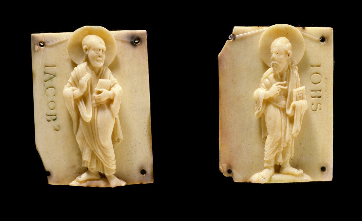 Kaiverretut norsunluulevyt, jotka edustavat Apotres Saint John ja Saint James. 12. vuosisadalla. Museo Vivenel Compiegne tekijältä Unknown artist