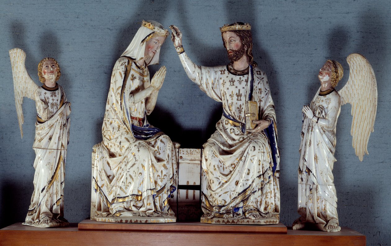Neitsyt Kristuksen kruunaaminen, jolla on kuninkaan kruunu, kruunaa Neitsyt. Kaksi enkeliä ovat todistajia. Veistetty norsunluuryhmä. 1200-luvun lopun Pariisi, Louvre-museo tekijältä Unknown artist