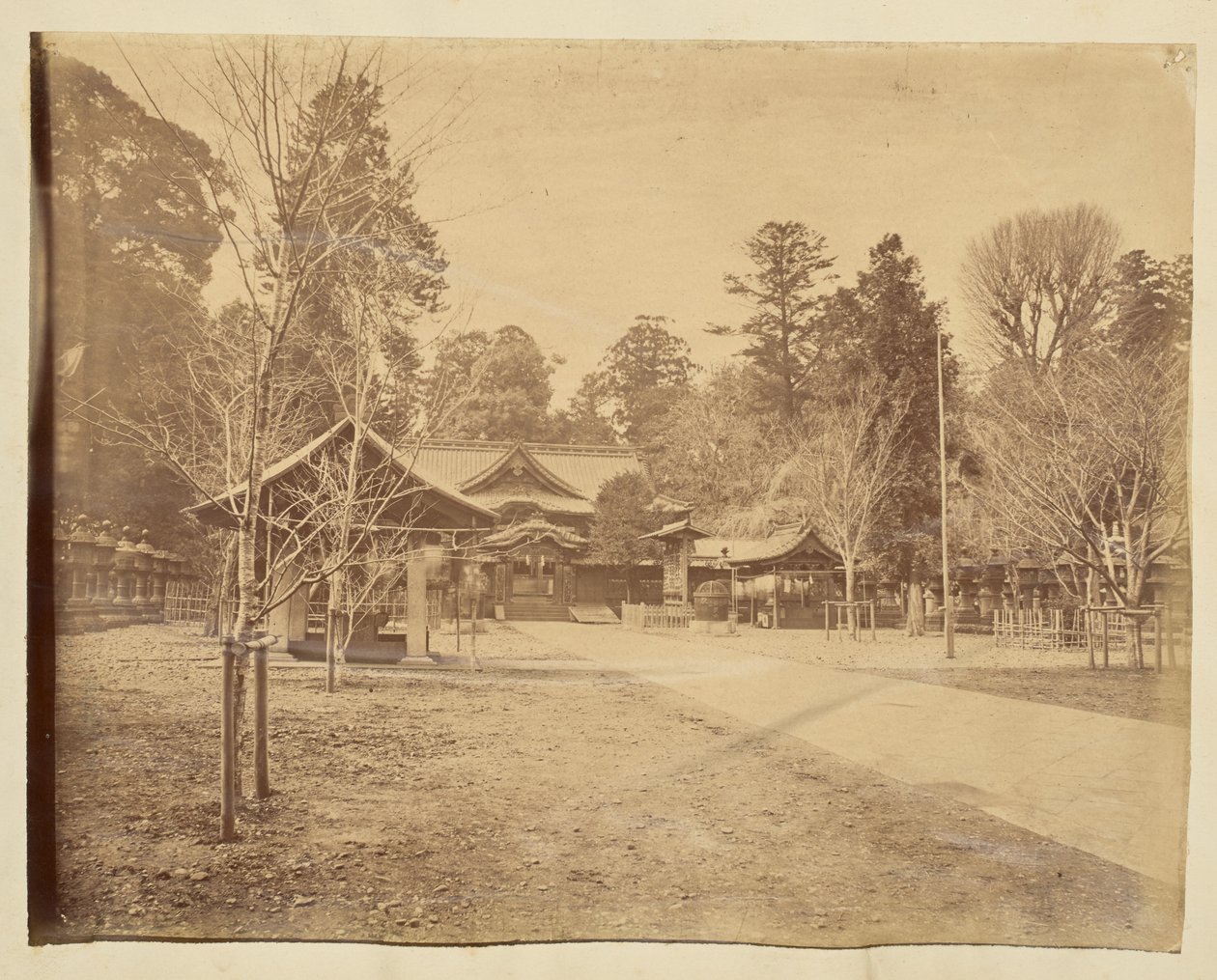 [Tunnistamattoman japanilaisen temppelin sisäpiha] tekijältä Unknown artist