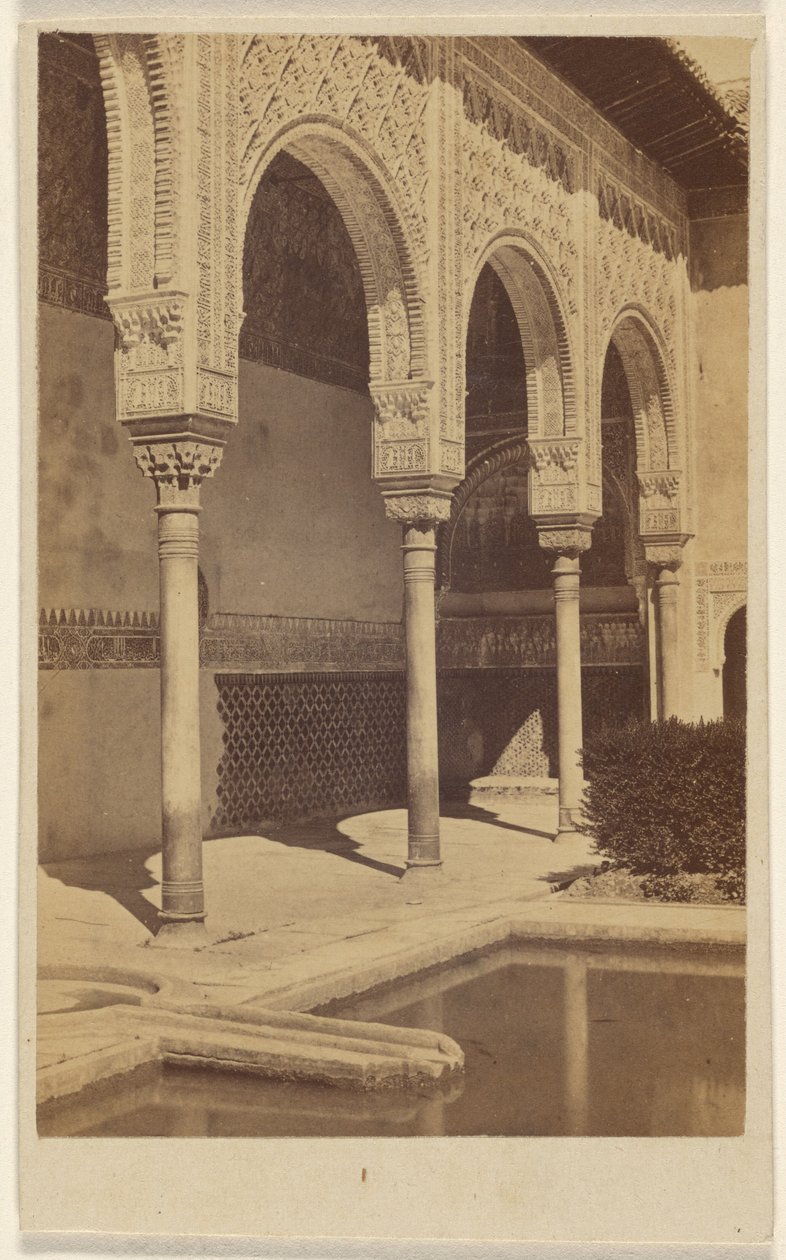 [Yksityiskohta pylväistä, osa heijastusaltaasta näkyvissä, Alhambra] tekijältä Unknown artist