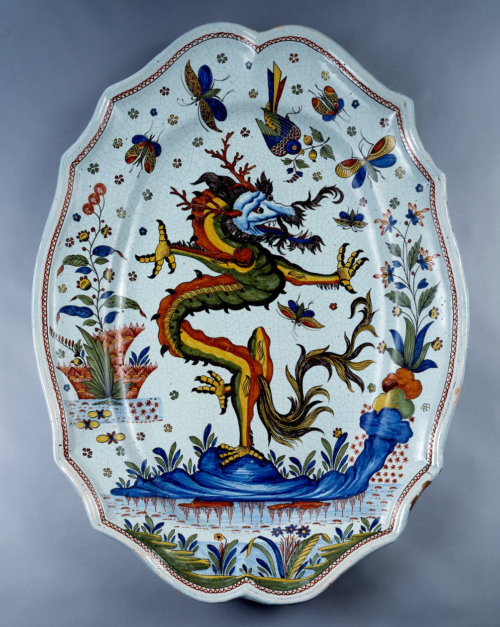Lohikäärmeellä koristeltu fajanssiastia. 1700-luvun Sevres. tekijältä Unknown artist