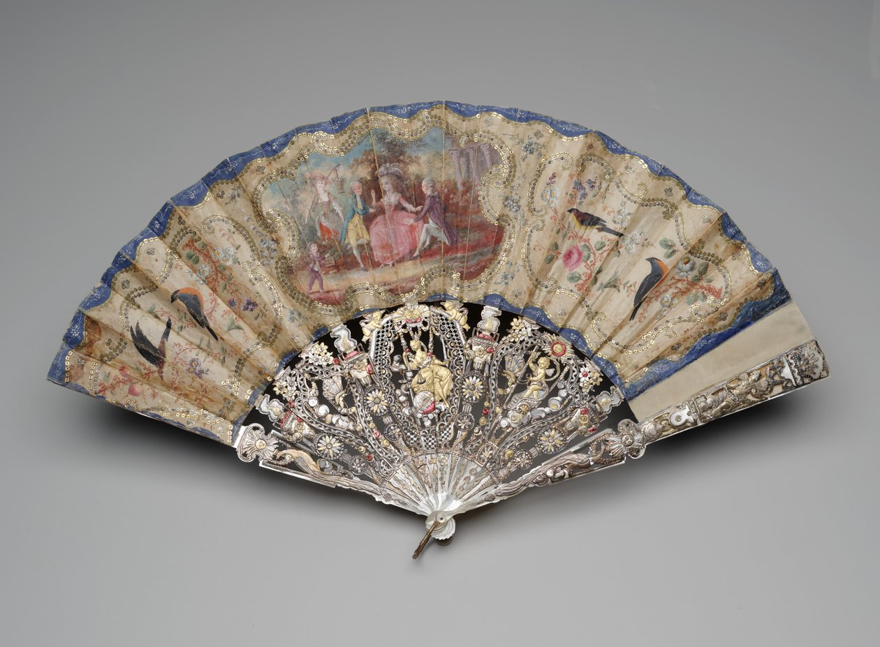 Taittuva tuuletin, jossa seurustelukohtaus, n. 1770-80 (guassi kaksoissilkkilehdellä, messinkipaljetteja, helmiäinen, kultaus ja messinkilenkki) tekijältä Unknown artist