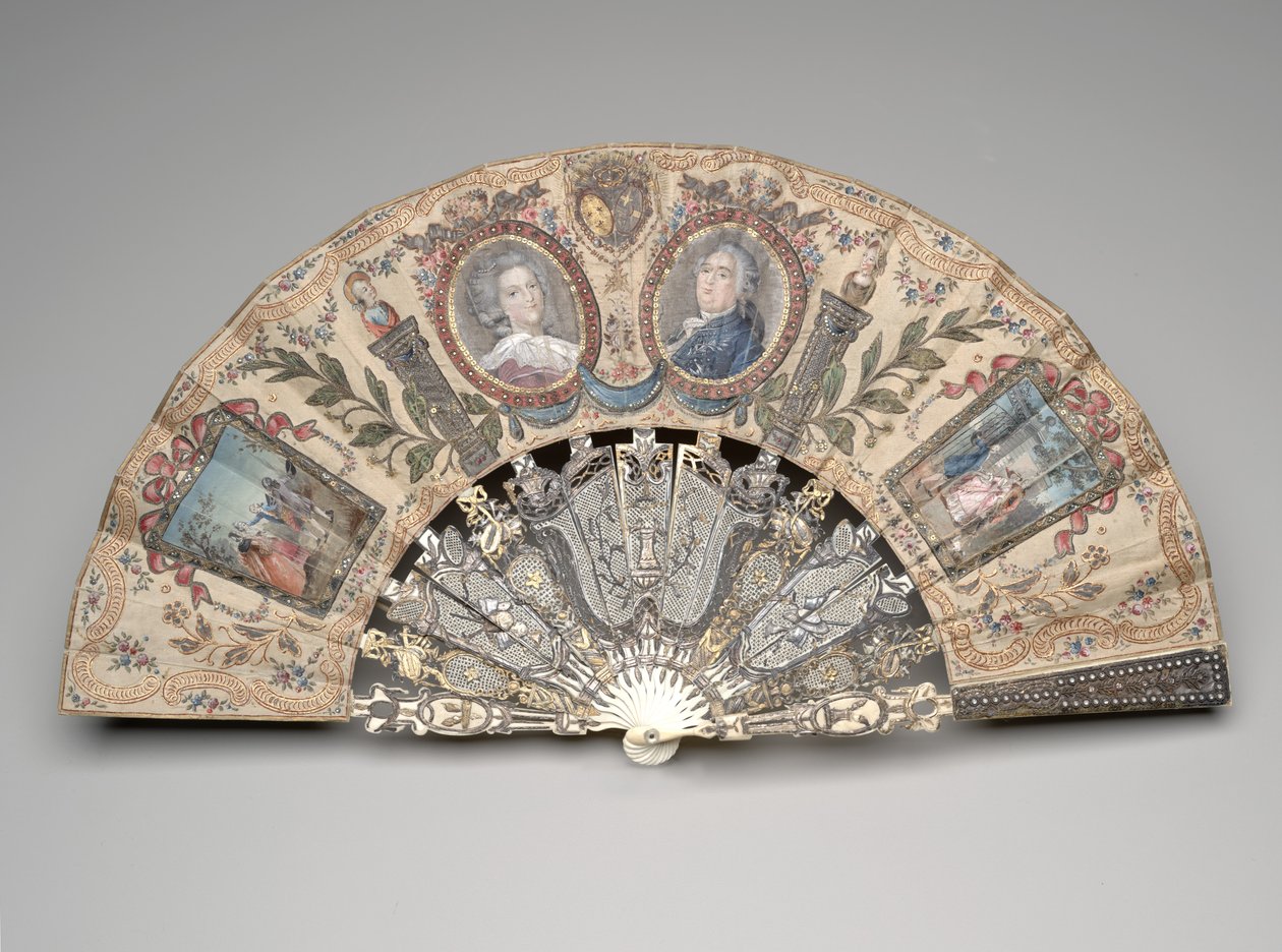 Taittuva viuhka, jossa on muotokuvamedaljoneilla Marie Antoinette ja Louis XVI, vuoden 1786 jälkeen (guassi ja akvarelli kaksoissilkkilehdellä, messinki, hopea, metallilanka, norsunluu, kultaus, hopeafolio ja tahnahelmiä) tekijältä Unknown artist