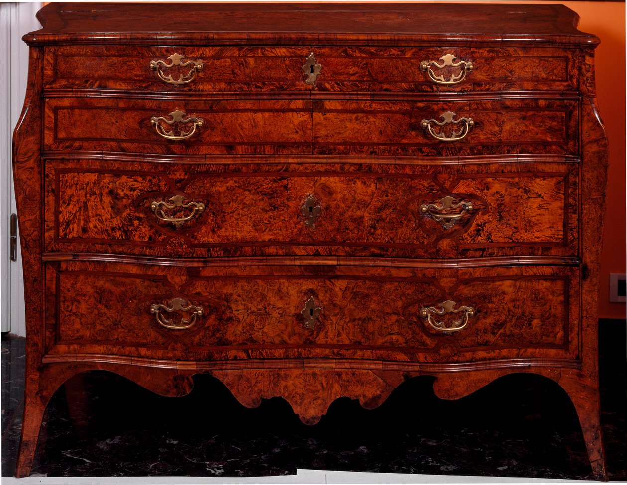 Kalusteet: lipasto setripuusta. 1735-1745 noin Himmeä. 97x137x68 cm Yksityinen kokoelma tekijältä Unknown artist